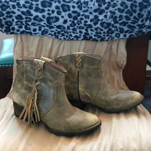 Very Volatile fringe boots